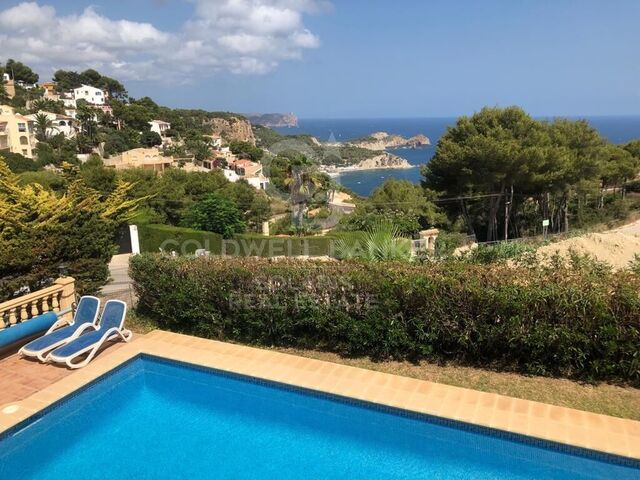 Encantadora villa de estilo rústico-mediterráneo con vistas espectaculares al mar