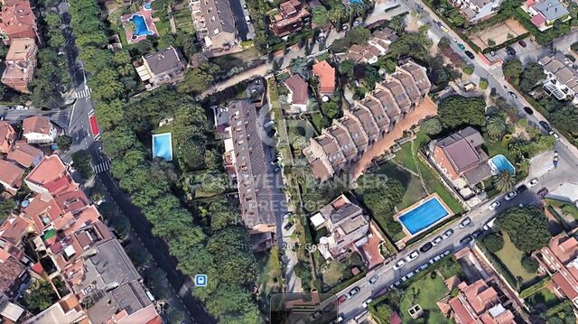 Casa Adosada con Piscina y Jardín en el Centro de Sant Just Desvern