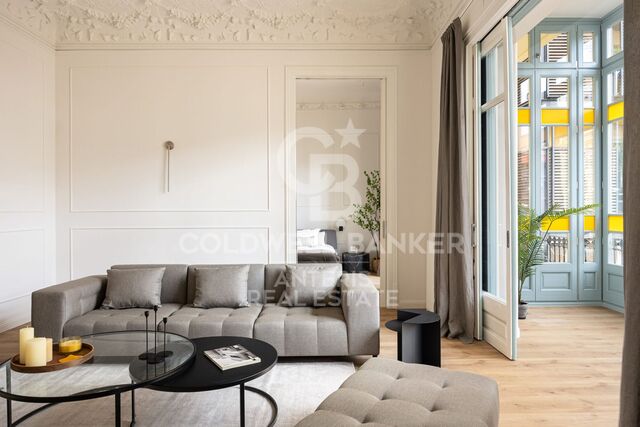 Elegant and wide furnished apartment with balcony and galery. 'La Dreta de l'Eixample'.