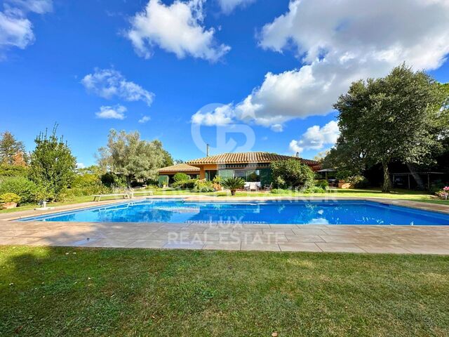 Maison de plain-pied avec piscine à Golf Torremirona