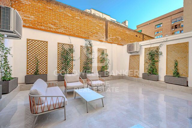 Exclusive luxury flat with terrace just a few steps from the Retiro metro station.