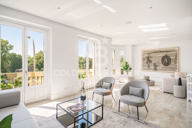 Exklusive, neu renovierte Wohnung mit Blick auf den Retiro, Madrid.