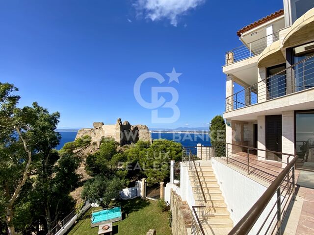 Luxusvilla mit Blick auf das Meer und das Schloss der Dreifaltigkeit in Roses, Costa Brava