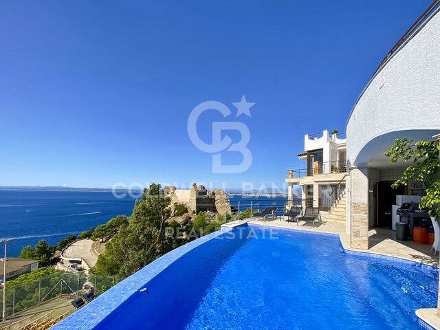 Villa exclusiva con vistas al mar y licencia turística en Roses, Costa Brava