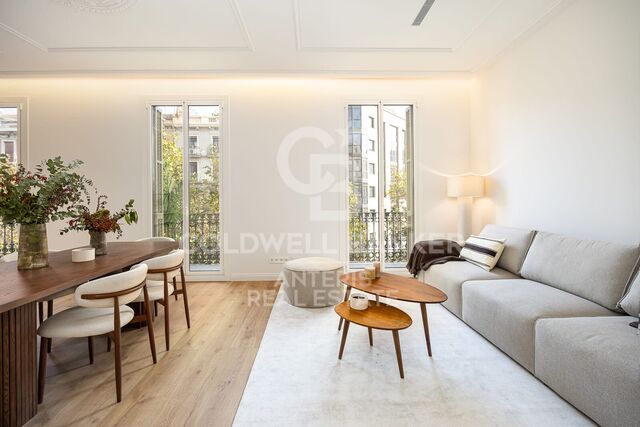 Charming apartment with 5 balconies and gallery in 'Eixample'.