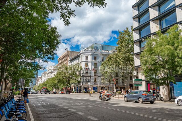 Exklusive Immobilie im Umbau mit modernem Design und privilegierter Lage im Barrio de Salamanca, Madrid.