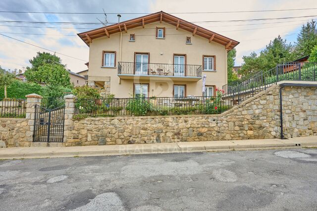 Casa Independiente con jardín soleado y vistas