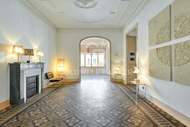 Magnifique appartement dans un immeuble classique, idéalement situé près du Passeig de Gràcia et du quartier de Gràcia.