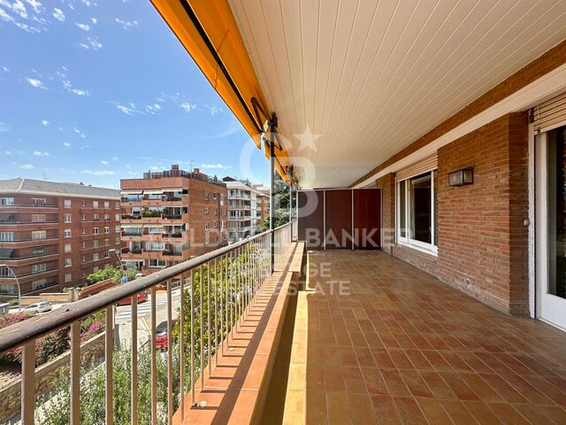 Spacious apartment to renovate in Sant Gervasi.