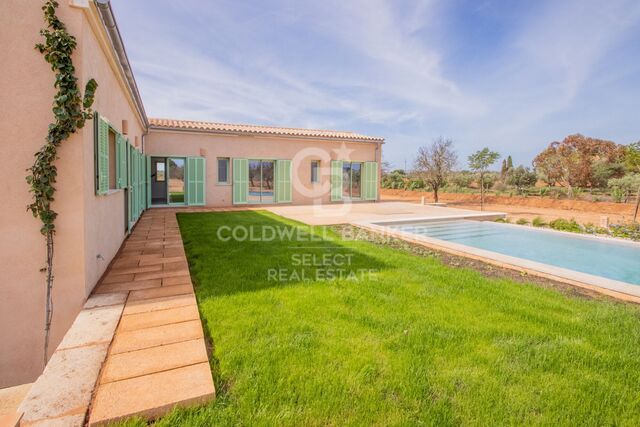 Maison de campagne récemment achevée avec vue panoramique sur un terrain de 14 700 m² au sud de Majorque