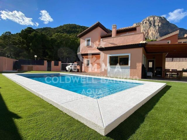 Preciosa Casa Chalet con piscina privada de agua salada en zona muy tranquila