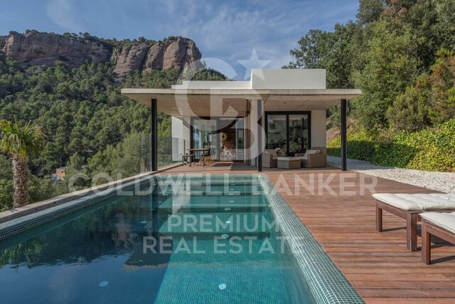 Villa contemporánea en Matadepera con impresionantes vistas a Montserrat y La Mola