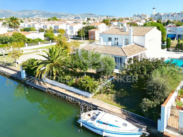 Villa de standing avec amarre de 21 m à Empuriabrava