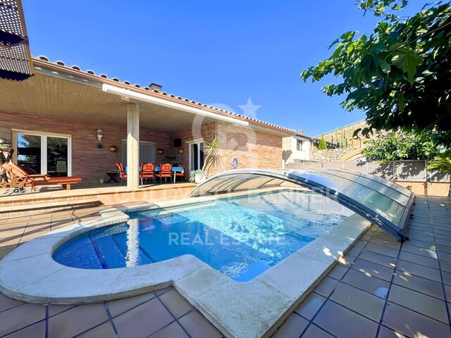 Einzigartiges Haus mit Pool und großen Garagen im Erdgeschoss, Castelló d'Empúries