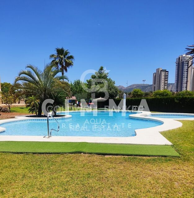 Apartamento en Benidorm con vistas al mar y piscina comunitaria