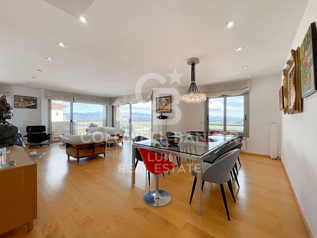 High-end penthouse with parking and storage room for sale in Figueres