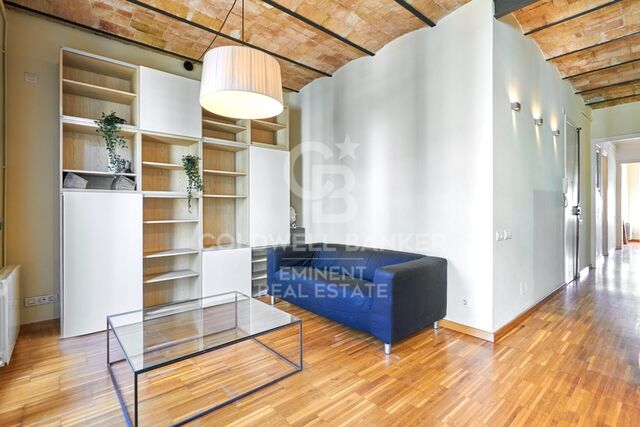 Élégant Appartement Rénové avec Éléments d'Origine et Modernes dans l'Eixample