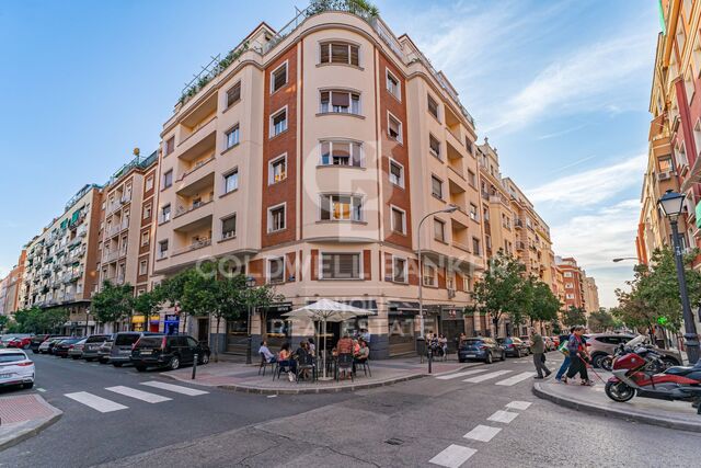 Apartment for sale to renovate in the heart of Gaztambide, Madrid