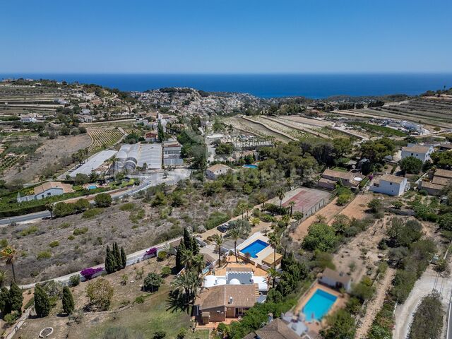 Exclusiva Villa Ibicenca en Teulada con Vistas Impresionantes y Comodidades de Lujo