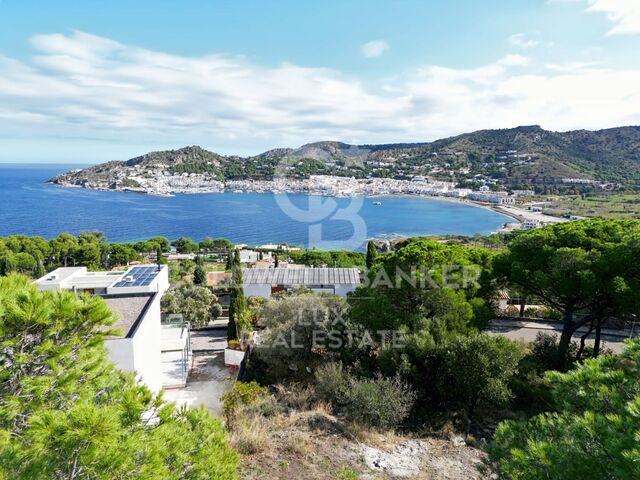 Grundstück mit Baugenehmigung für eine Luxusvilla mit 180º Meerblick