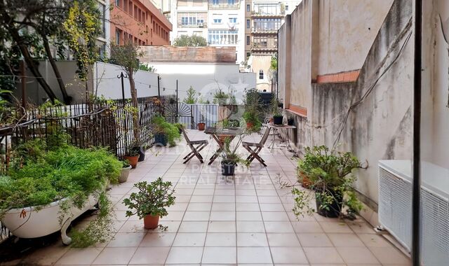 Piso con terraza en venta junto a Rambla Catalunya