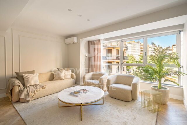 Exclusive refurbished flat for sale in Barrio de Salamanca, Madrid.