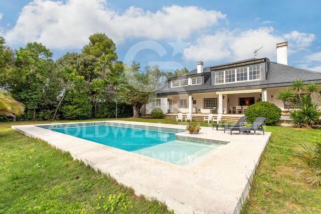 Spacious house with private garden in excellent location Valldoreix