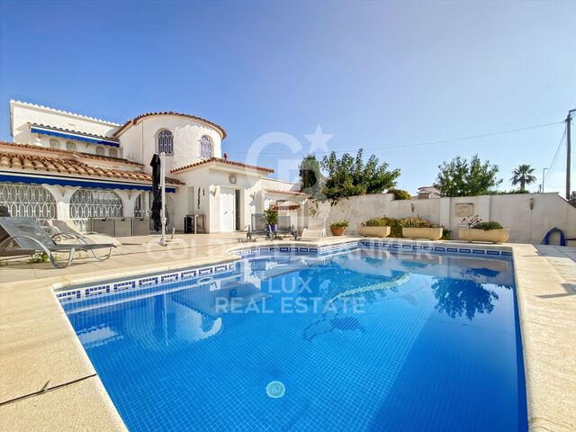 Haus mit Pool, Terrasse und Garage in Empuriabrava, Costa Brava