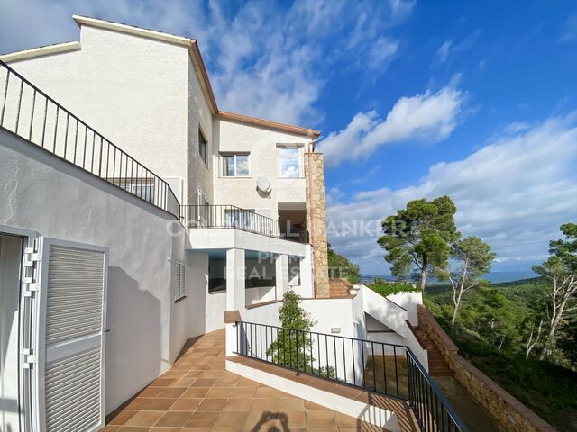 Casa unifamiliar con 3 apartamentos independientes en venta con vistas al mar y al valle situada en los Masos de Pals, Costa Brava