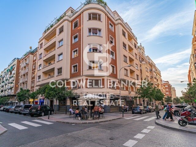 Excellent flat for sale outside to renovate in Chamberí, Madrid