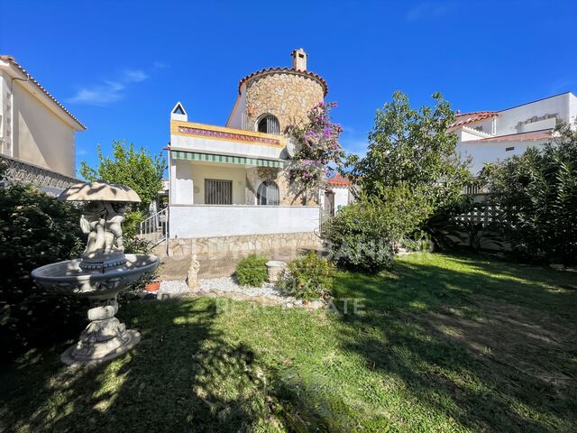 Helles Haus mit großem Garten in Empuriabrava