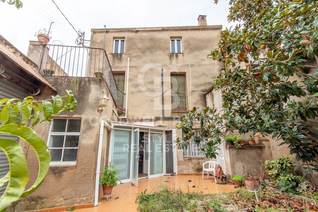 Magnífica casa esquinera con patio interior, para reformar, en el centro de Sabadell.