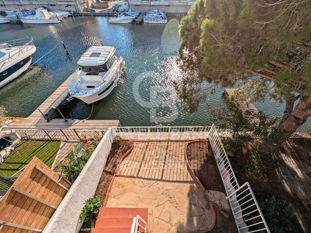 Renovated house with private mooring in Empuriabrava