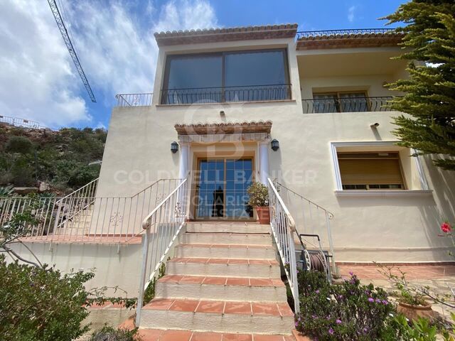 Superbe appartement de luxe avec vue panoramique inégalée dans le complexe résidentiel exclusif Blue Infinity dans l'urbanisation Cumbre del Sol, stratégiquement situé entre Jávea et Moraira, dans la municipalité de Benitachell. Cette propriété est une occasion unique de profiter de la vie dans l'une des plus belles enclaves de la Costa Blanca.