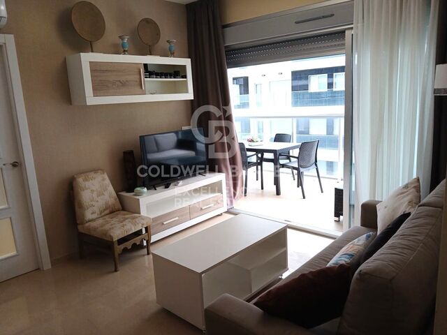 APARTAMENTO LUMINOSO CON TERRAZA Y BONITAS VISTAS AL MAR.