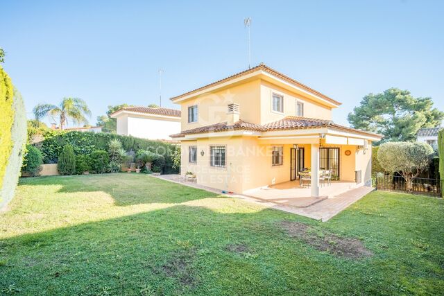 CHALET A LA VENTA EN LA CAÑADA, PATERNA. EXCELENCE UBICACIÓN