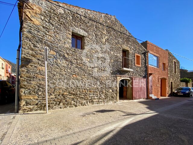 Village House with Pyrenees Views - Renovation Opportunity in Alt Empordà