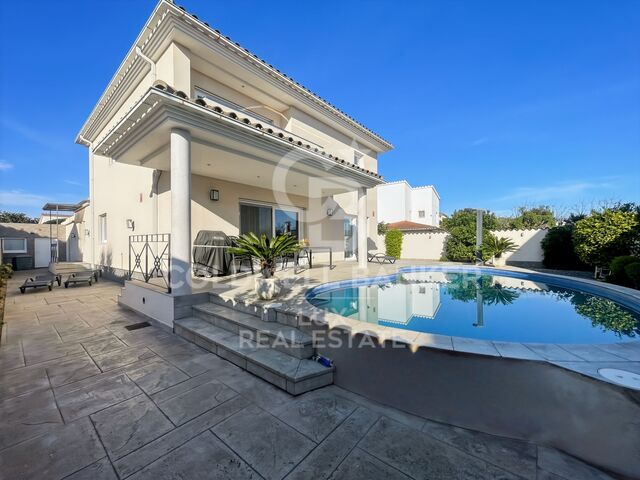 Luxury Villa with Pool and Garden 5 Minutes from the Beach in Empuriabrava