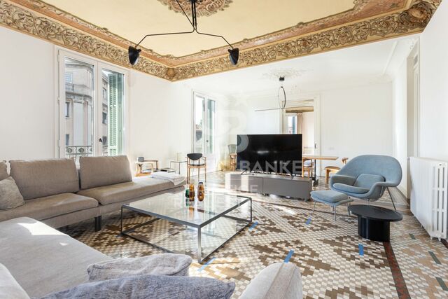 Penthouse à vendre dans un immeuble moderniste à L'Eixample Derecho