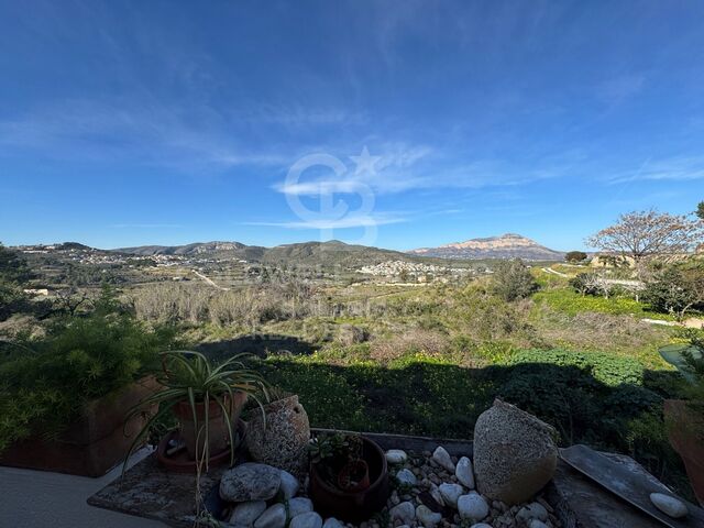 ¡Descubre tu nuevo hogar en Benitachel, casa de pueblo con espectaculares vistas del Montgó!