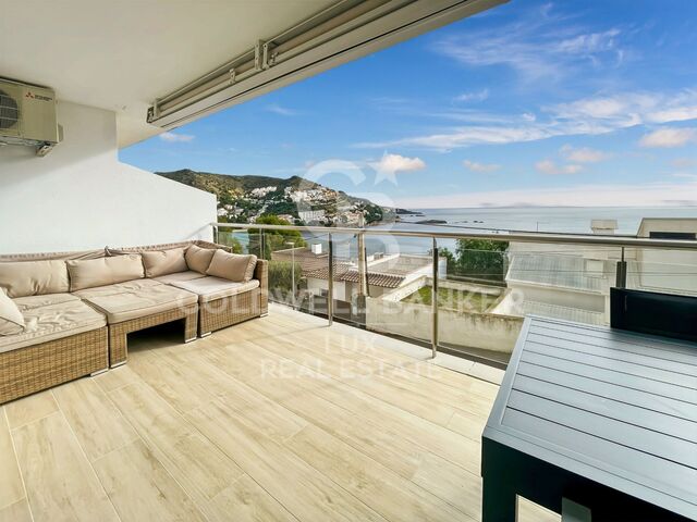 Luxury apartment with sea views in Roses: Private parking and terrace