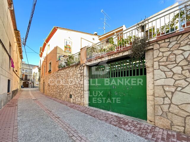 Haus mit sonniger Terrasse und Garage in Borrassà