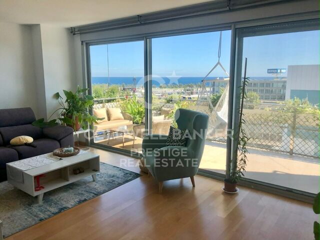 Penthouse avec grande terrasse et vue panoramique sur la mer.