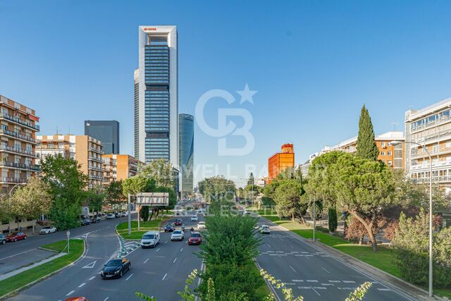 Fabuloso piso a reformar en venta en zona residencial del Bernabéu, Madrid - Ideal para familias con garaje y trastero