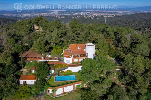 Magnifique maison avec un grand terrain à vendre sur la route de Vallvidrera à Molins de Rei