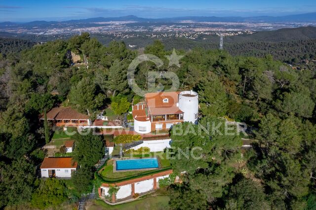 Preciosa casa con un gran terreno en venta en la carretera de Vallvidrera a Molins de Rei