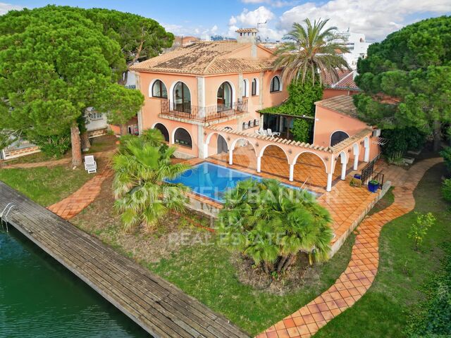 Villa con 30 m de amarre en canal ancho, Empuriabrava