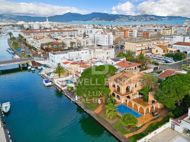 Villa mit 30 m Liegeplatz im breiten Kanal, Empuriabrava