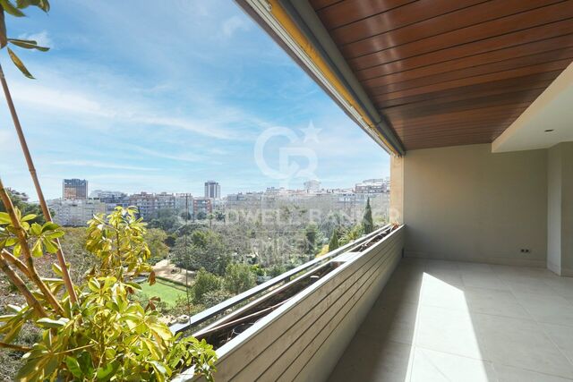 Spacious and bright apartment with a large terrace and views of Turó Park