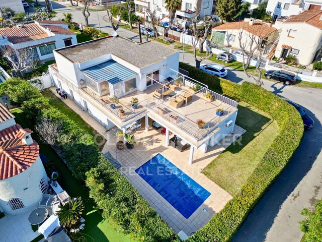 Beautiful villa with pool in a quiet area of Empuriabrava